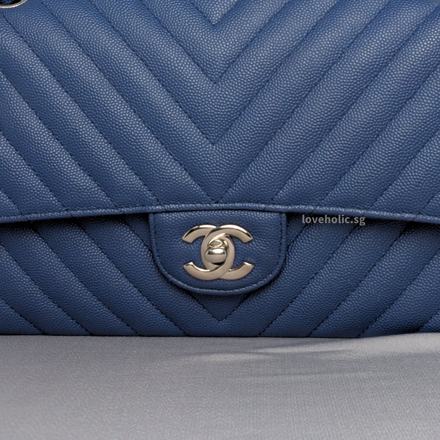 Classic Flap Chevron Medium | Navy Caviar Silver Hardware