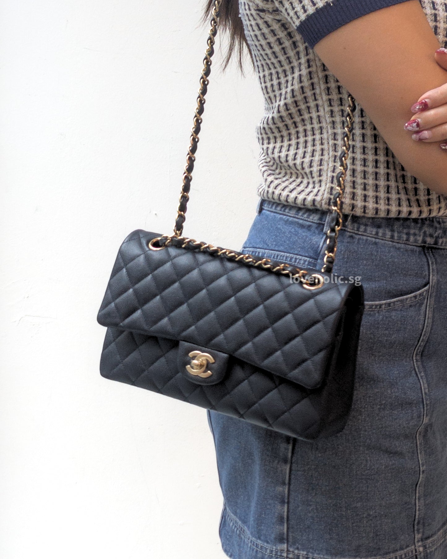 Chanel Classic Flap Medium | 18B Navy Blue Caviar Light Gold Hardware-modelshots
