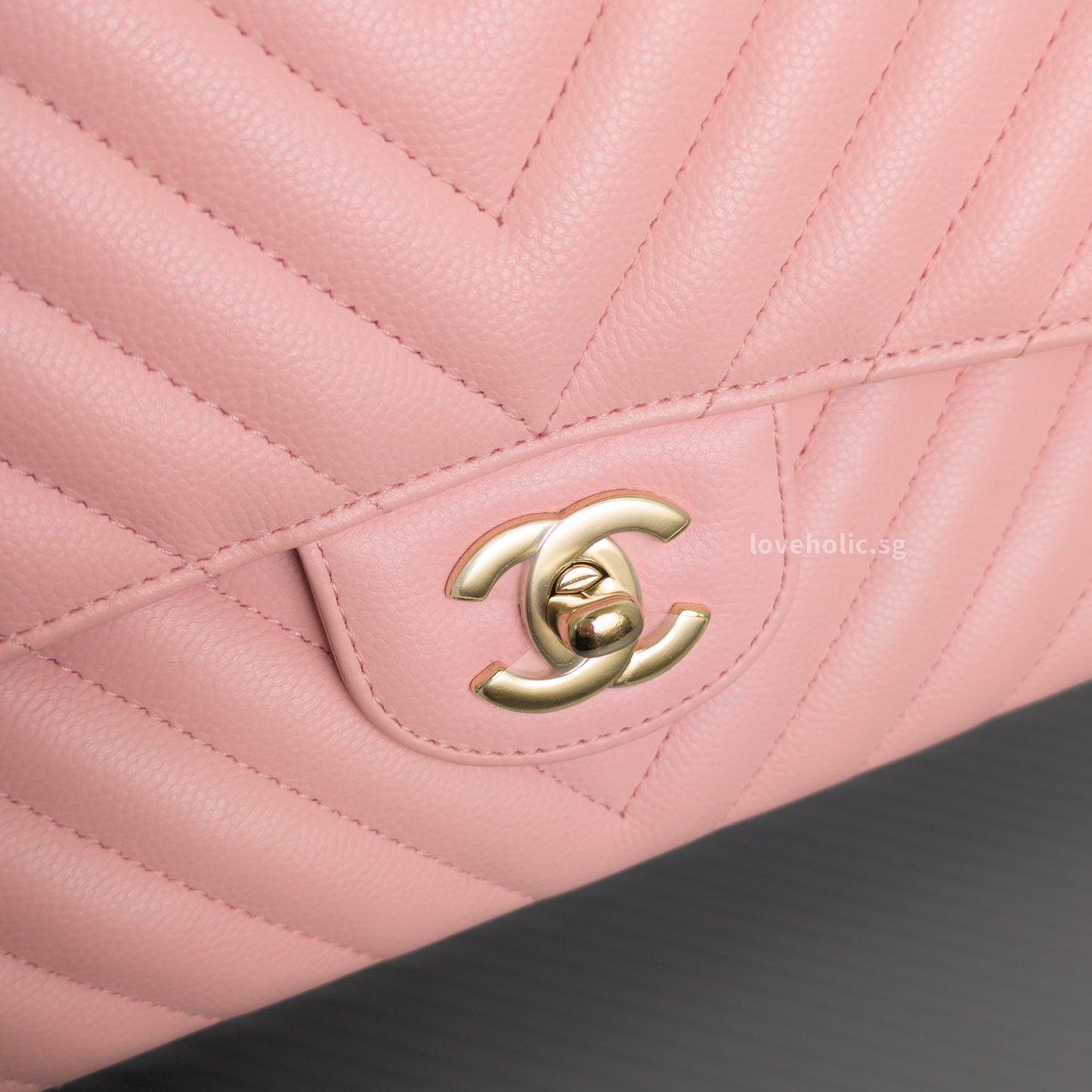 Chanel Classic Flap Chevron Medium | 21S Light Pink Caviar Light Gold Hardware-details