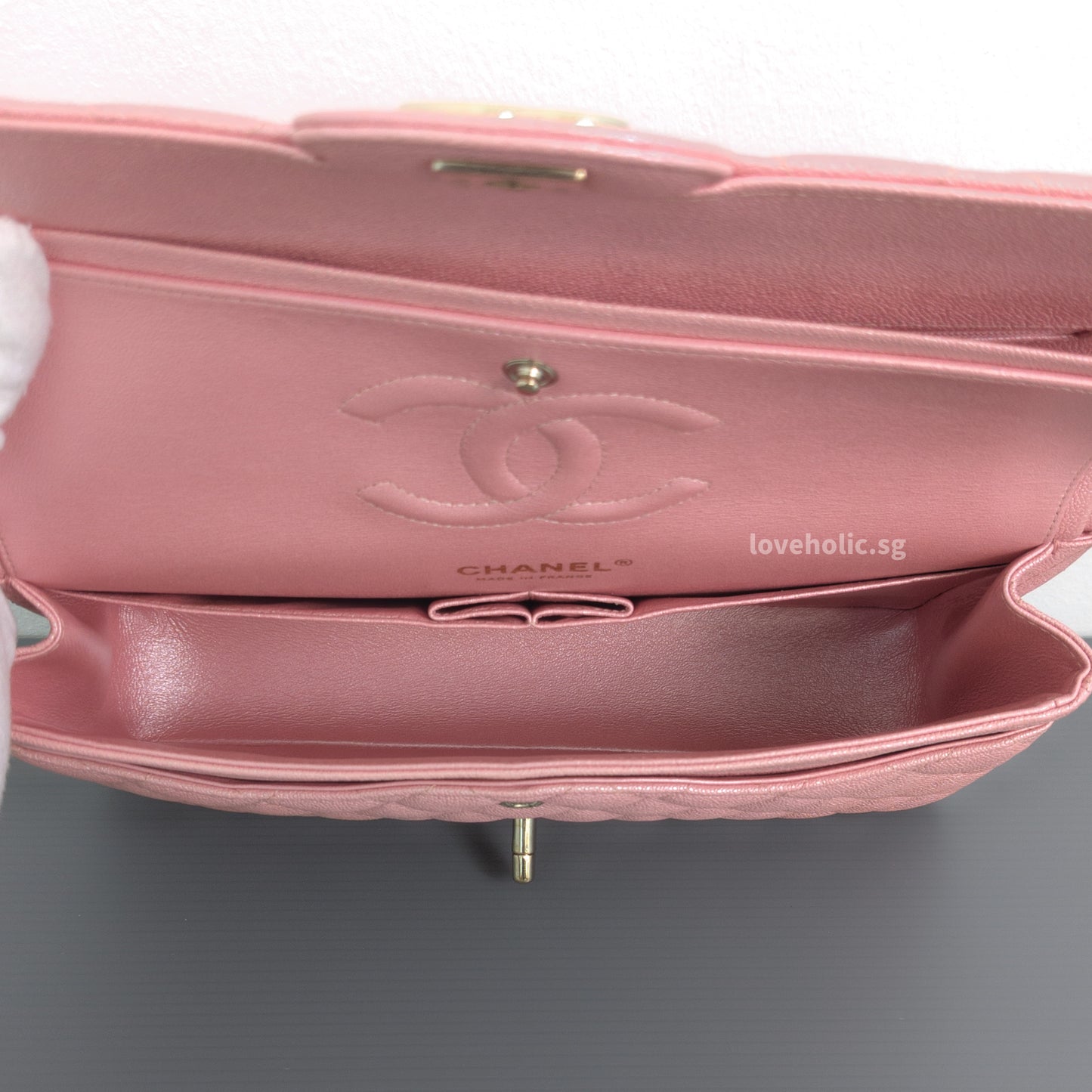 Chanel Classic Flap Medium | 19S Iridescent Sakura Pink Caviar Gold Hardware-details