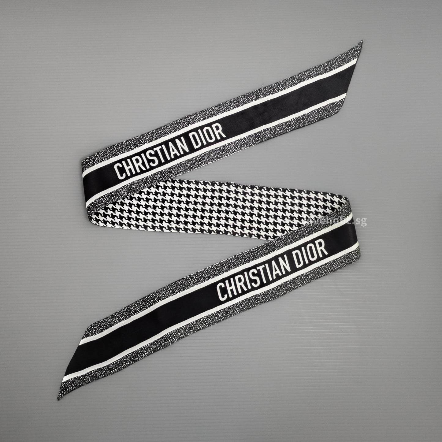 Dior 30 Montaigne Mitzah Scarf | Black and White Silk Twill -model