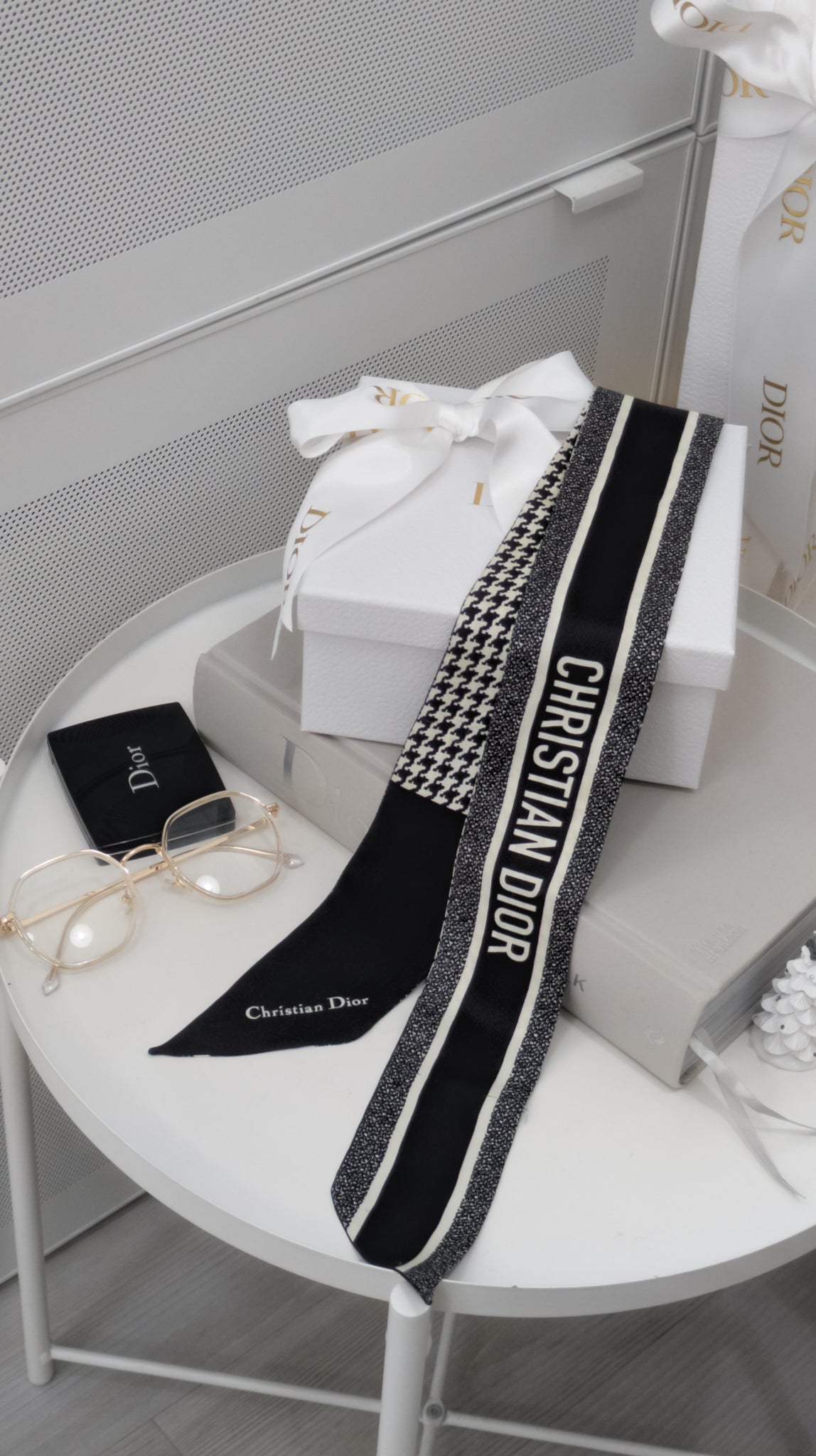 Dior 30 Montaigne Mitzah Scarf | Black and White Silk Twill -details