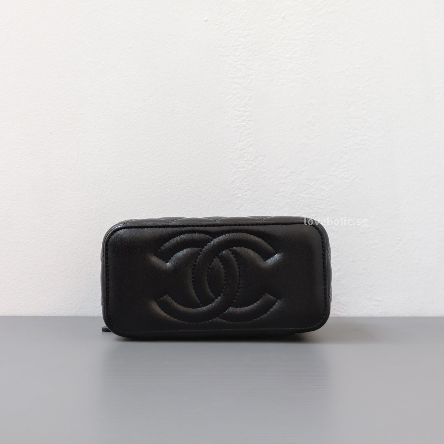 Chanel Pearl Crush Vanity Bag on Chain 22B Black Lambskin Gold Hardware-details