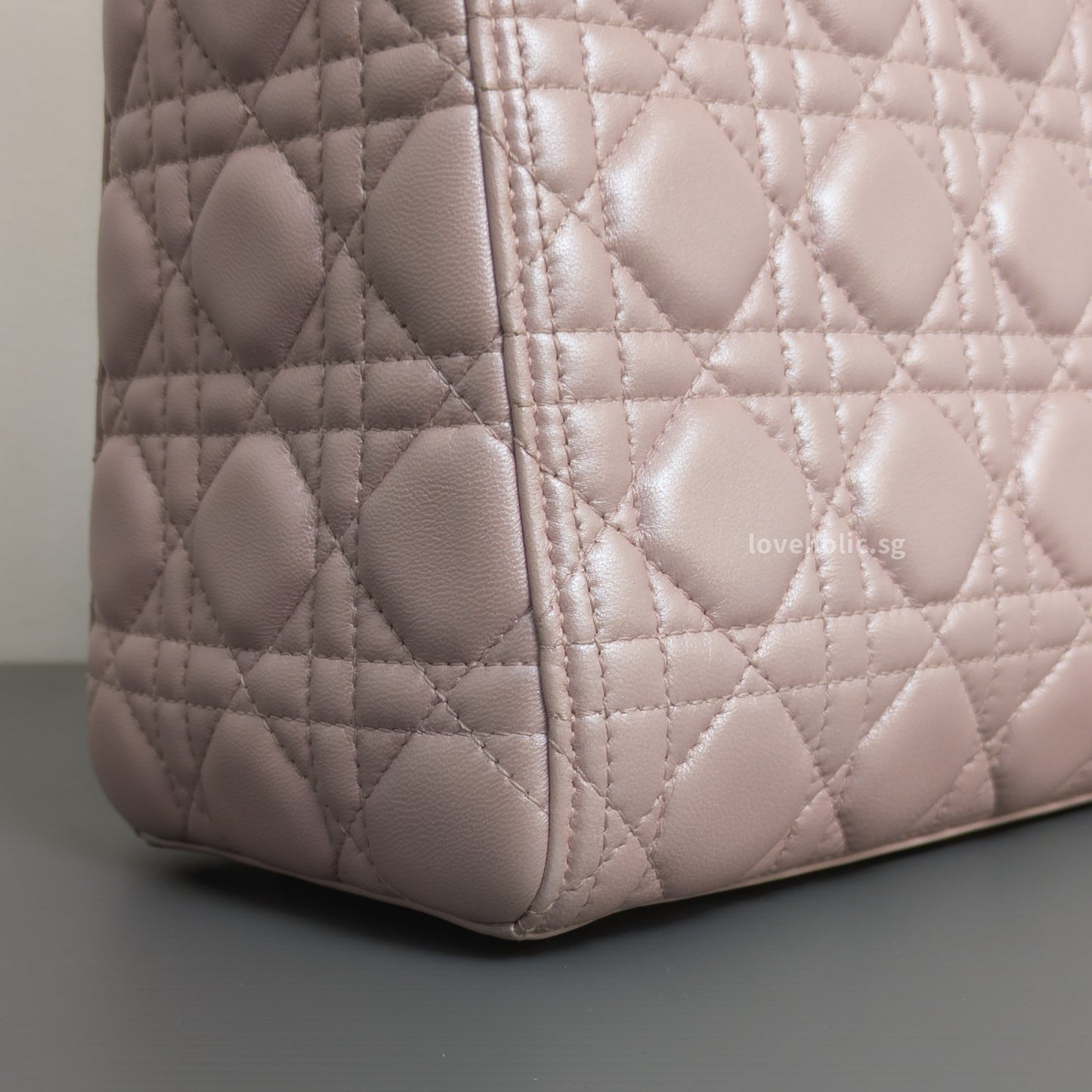Dior Lady Dior Medium | Pearlescent Lotus Pink Lambskin Light Gold Hardware-details