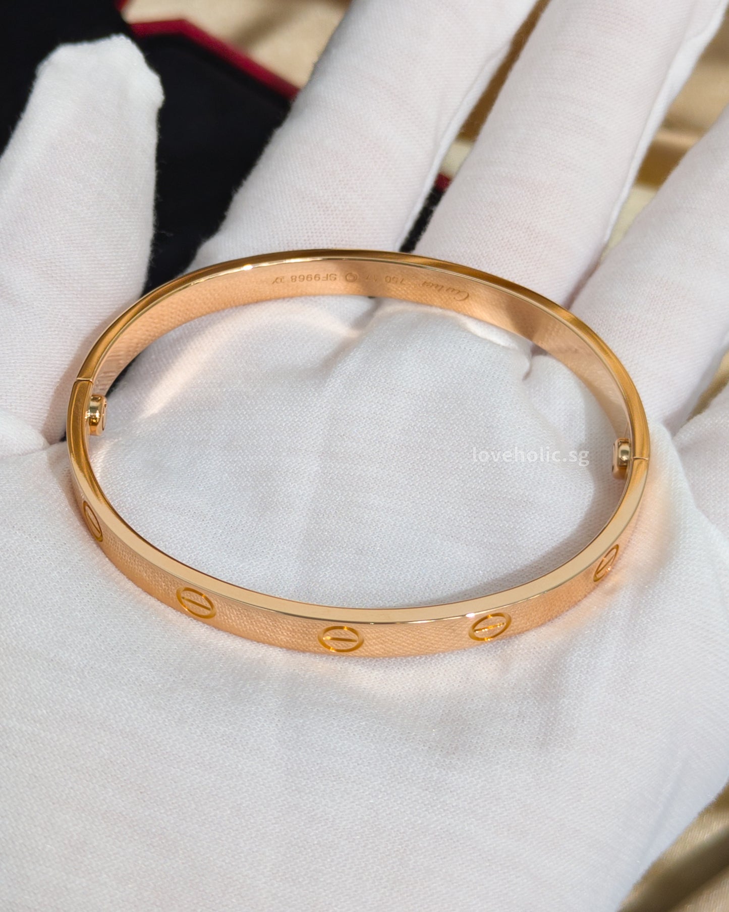 Cartier Love Bracelet Classic Size 17 | 18K Rose Gold-model