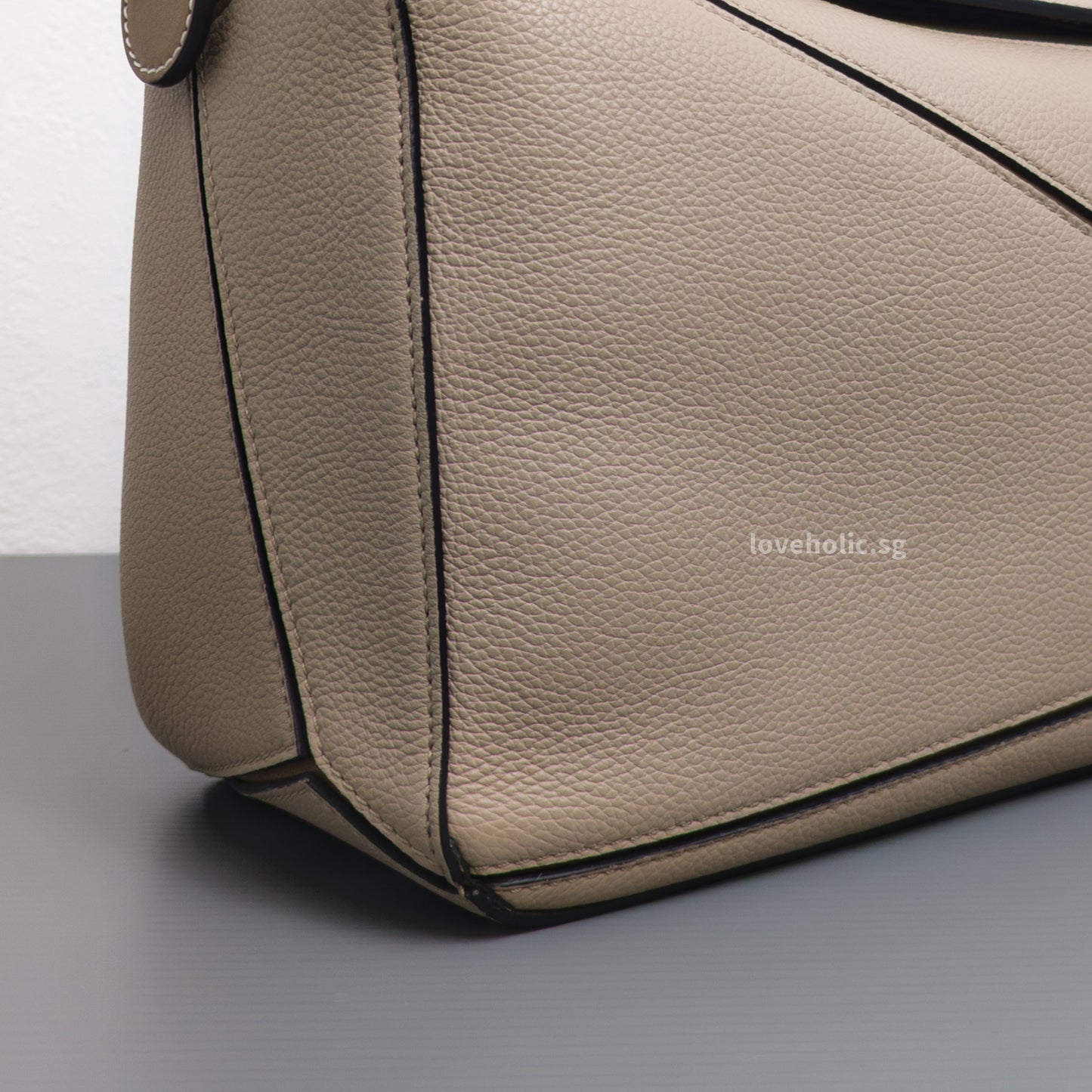 Loewe Puzzle Medium | Sand/ Mink Calfskin Gold Hardware-details