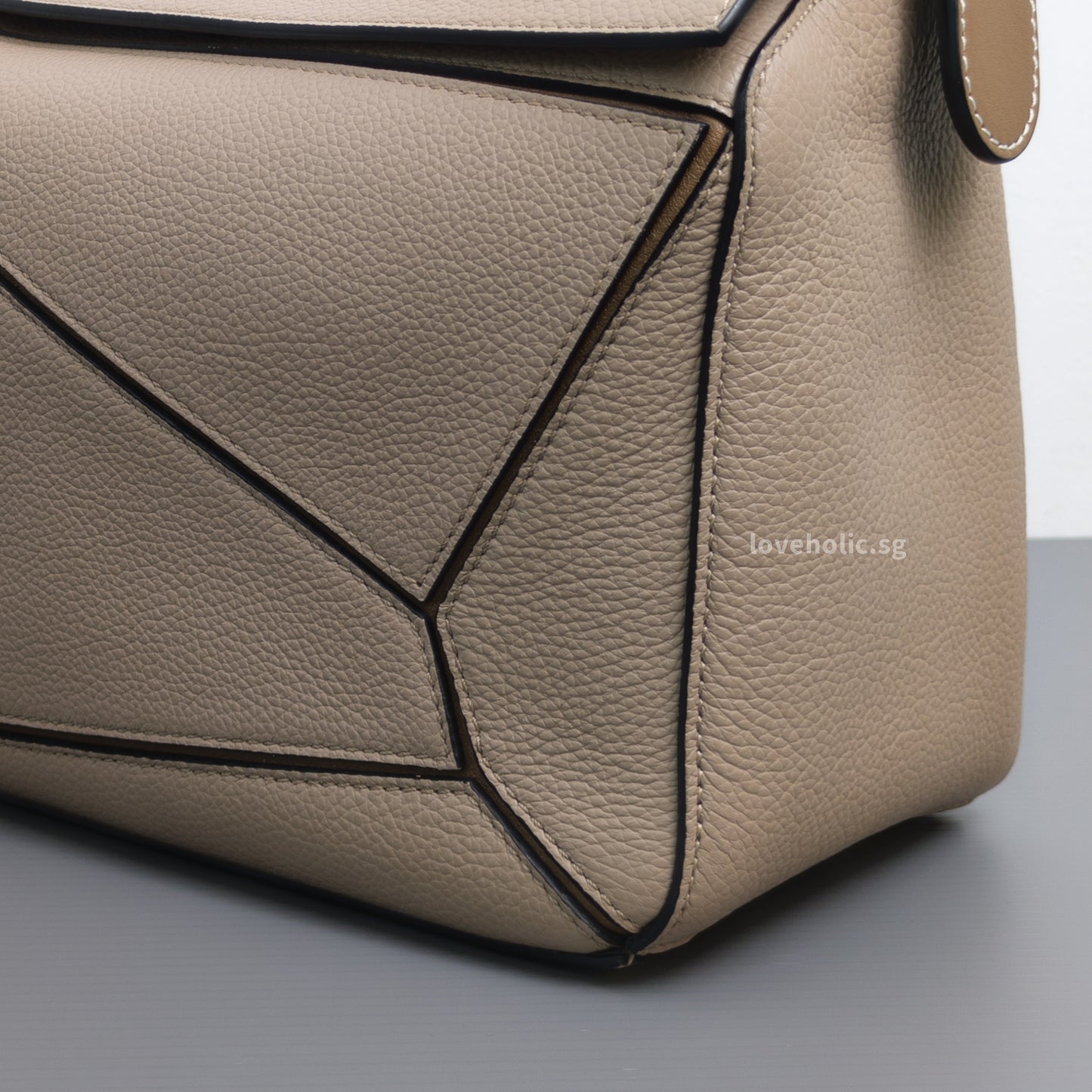 Loewe Puzzle Medium | Sand/ Mink Calfskin Gold Hardware-details