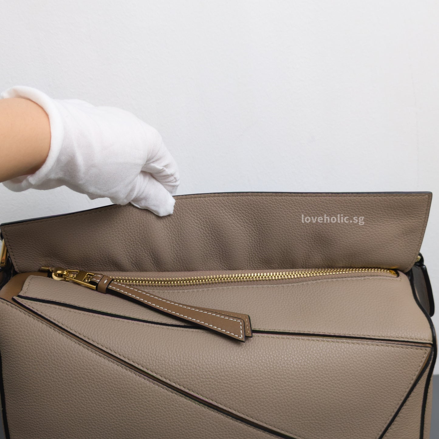 Loewe Puzzle Medium | Sand/ Mink Calfskin Gold Hardware-details