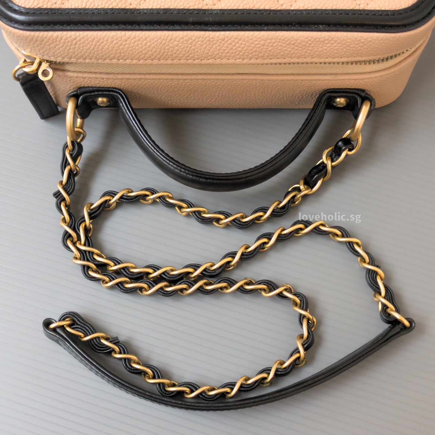 Chanel Filigree Vanity Case Medium | Beige x Black Caviar Brushed Gold Hardware-details