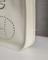 Hermes Evelyne III 23 | Cream Taurillon Clemence Gold Hardware-details