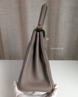 Hermes Kelly 28 | Gris Asphalte M8 Togo Gold Hardware-side