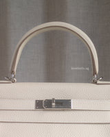 Hermes Kelly 28 | Craie Taurillon Clemence Palladium Hardware-details