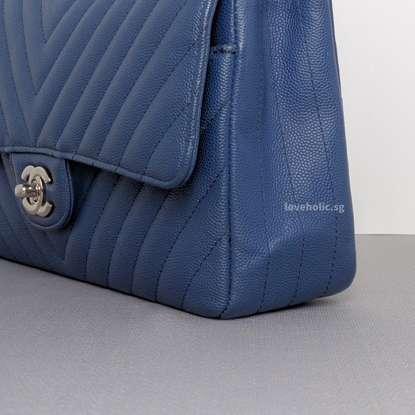 Classic Flap Chevron Medium | Navy Caviar Silver Hardware