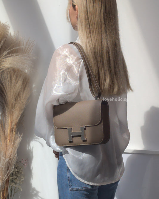 Hermes Constance 24-1 | Etoupe Epsom Palladium Hardware-modelshots