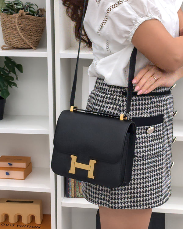 Hermes Constance 24 Black Arson Epsom Gold Hardware-modelshots