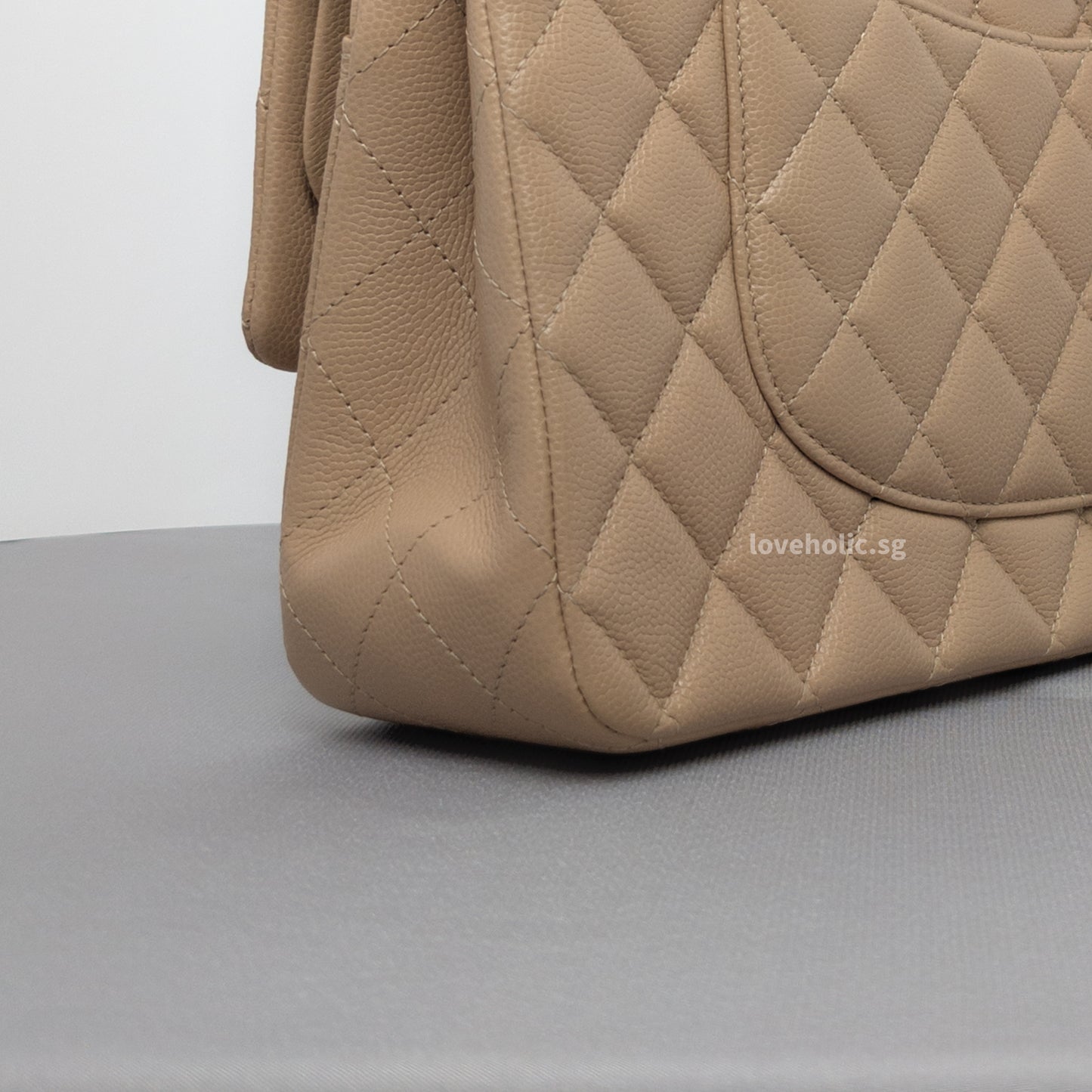 Classic Flap Medium | 19B Dark Beige Caviar Light Gold Hardware
