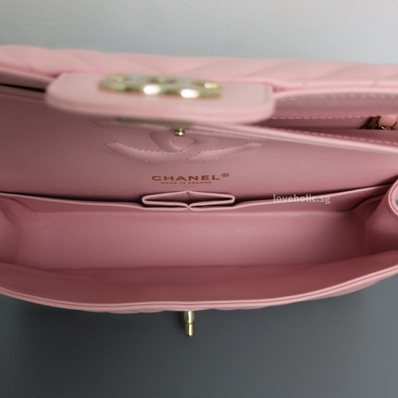 Chanel Classic Flap Chevron Medium | 21S Light Pink Caviar Light Gold Hardware-details