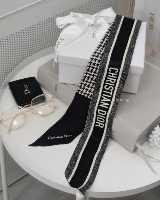 Dior 30 Montaigne Mitzah Scarf | Black and White Silk Twill -front