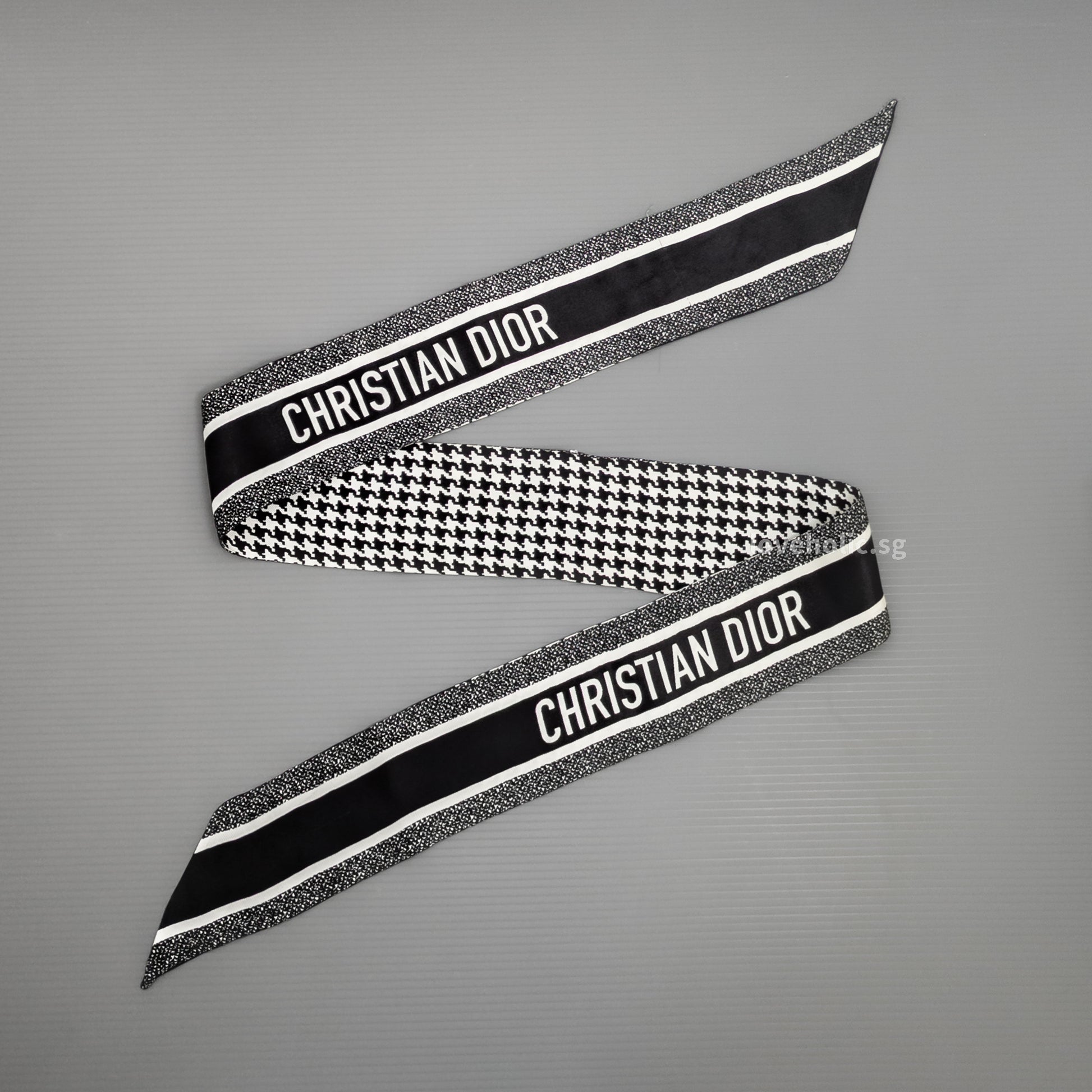 Dior 30 Montaigne Mitzah Scarf | Black and White Silk Twill -model
