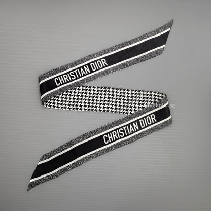 Dior 30 Montaigne Mitzah Scarf | Black and White Silk Twill -model