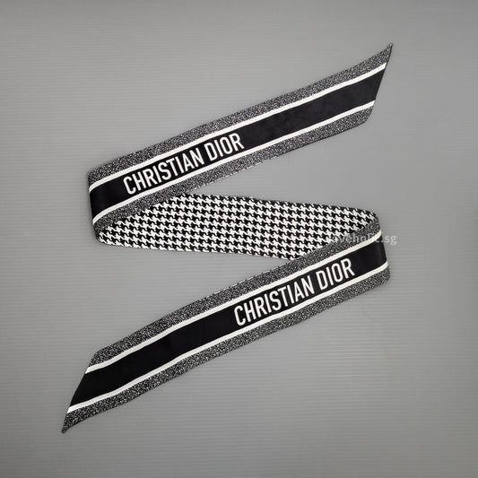 Dior 30 Montaigne Mitzah Scarf | Black and White Silk Twill -model