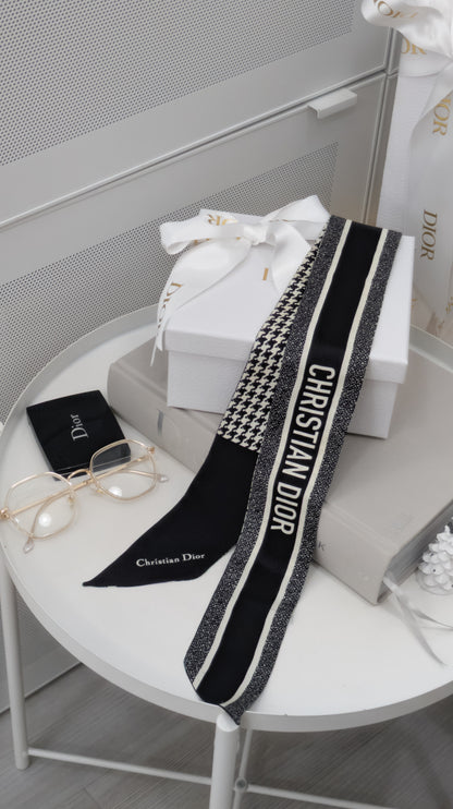 Dior 30 Montaigne Mitzah Scarf | Black and White Silk Twill -details