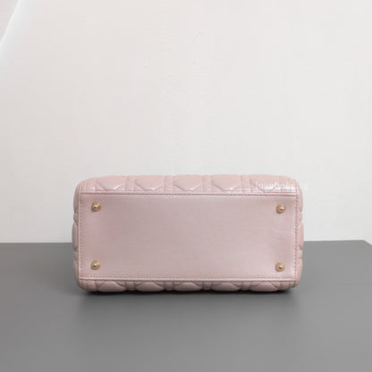 Dior Lady Dior Medium | Pearlescent Lotus Pink Lambskin Light Gold Hardware-details
