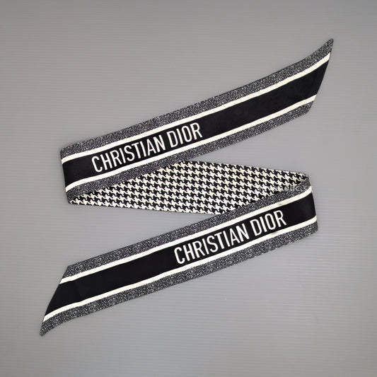 Dior Twilly 30 Montaigne Mitzah Scarf | Black and White Silk Twill -model