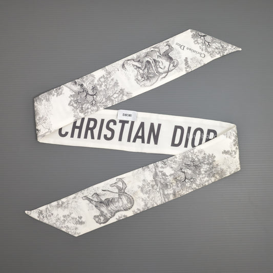 Dior Twilly Toile de Jouy Sauvage Mitzah Scarf | Grey/ Ivory -model