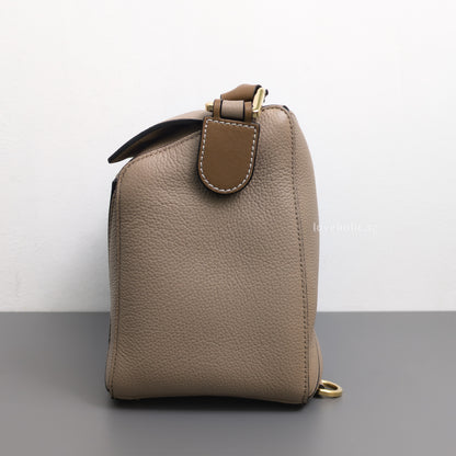 Loewe Puzzle Medium | Sand/ Mink Calfskin Gold Hardware-details