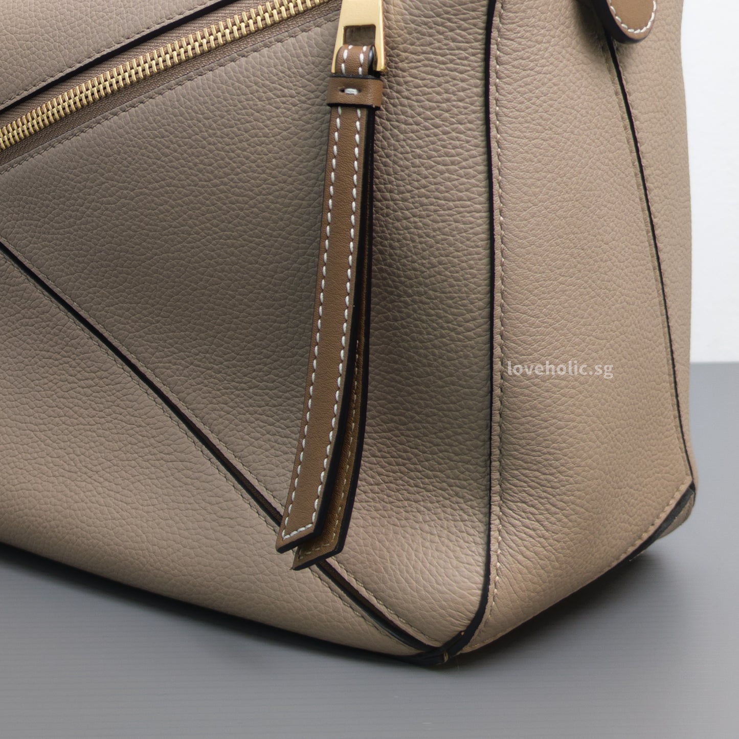 Loewe Puzzle Medium | Sand/ Mink Calfskin Gold Hardware-details