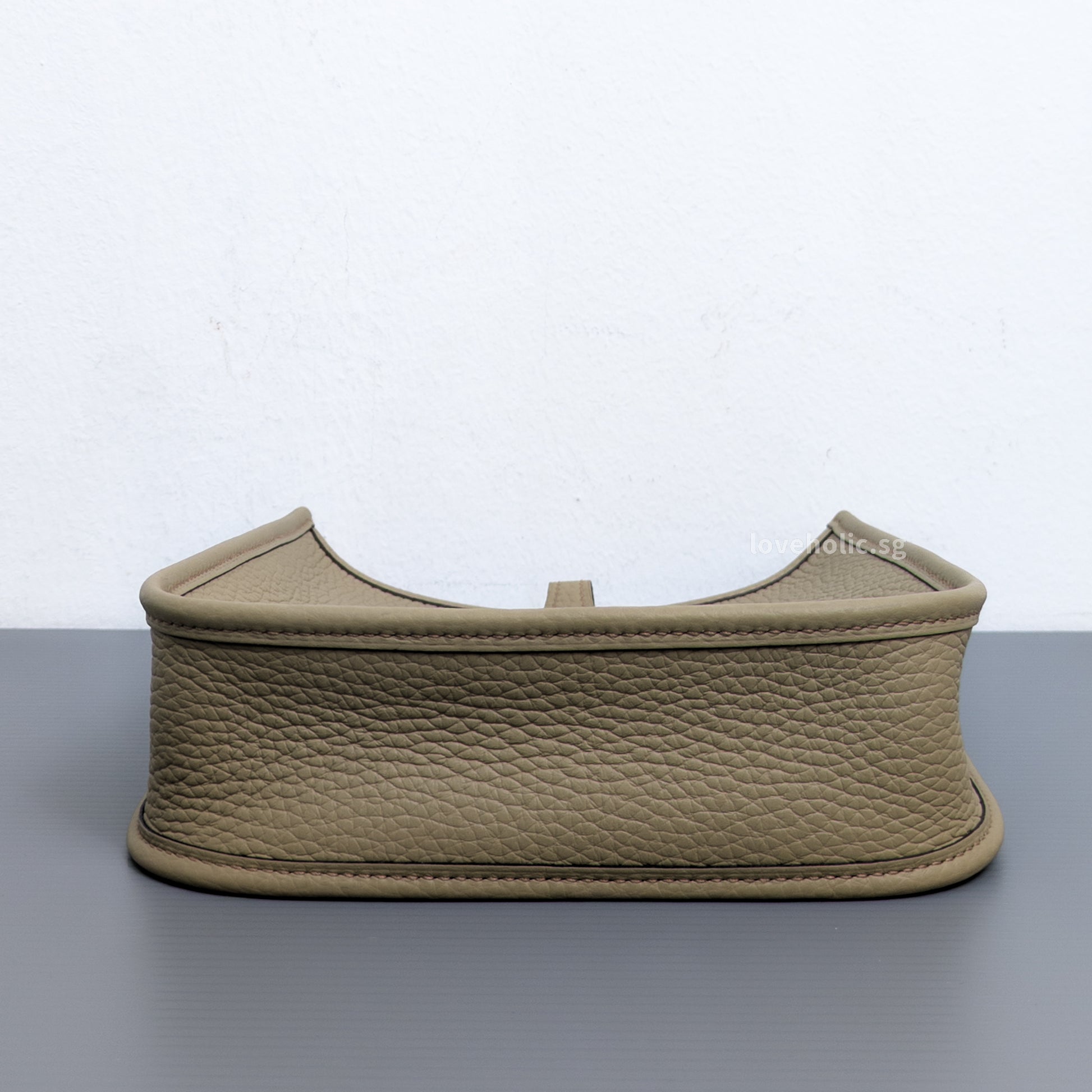 Hermes Mini Evelyne Beige Marfa 8Q Taurillon Clemence Gold Hardware-details