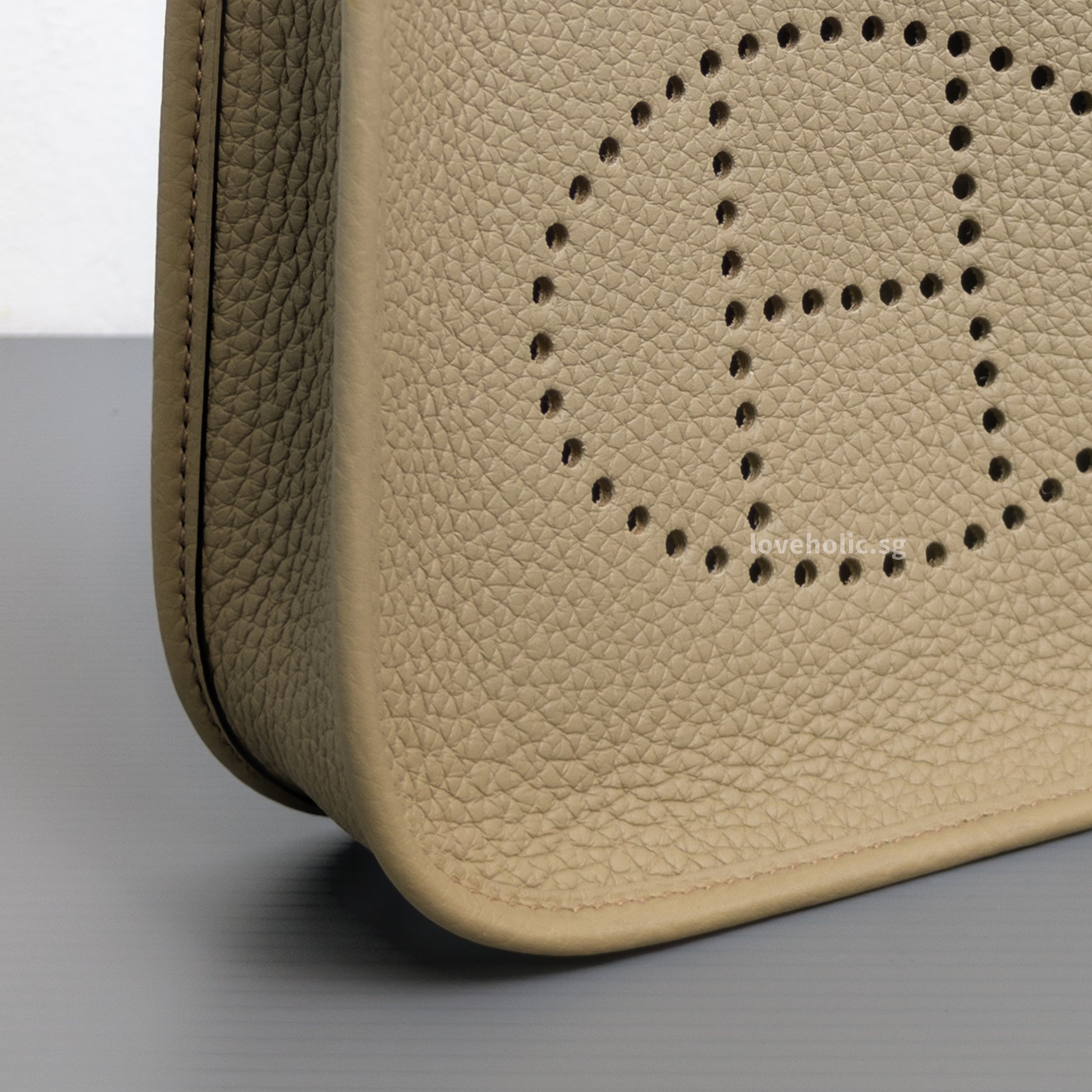 Hermes Mini Evelyne Beige Marfa 8Q Taurillon Clemence Gold Hardware-details