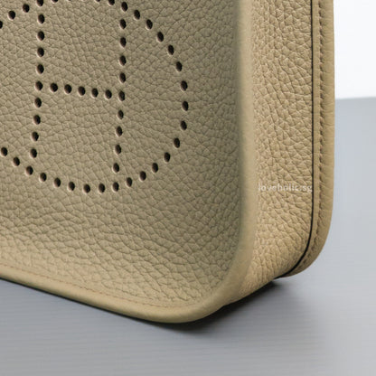 Hermes Mini Evelyne Beige Marfa 8Q Taurillon Clemence Gold Hardware-details
