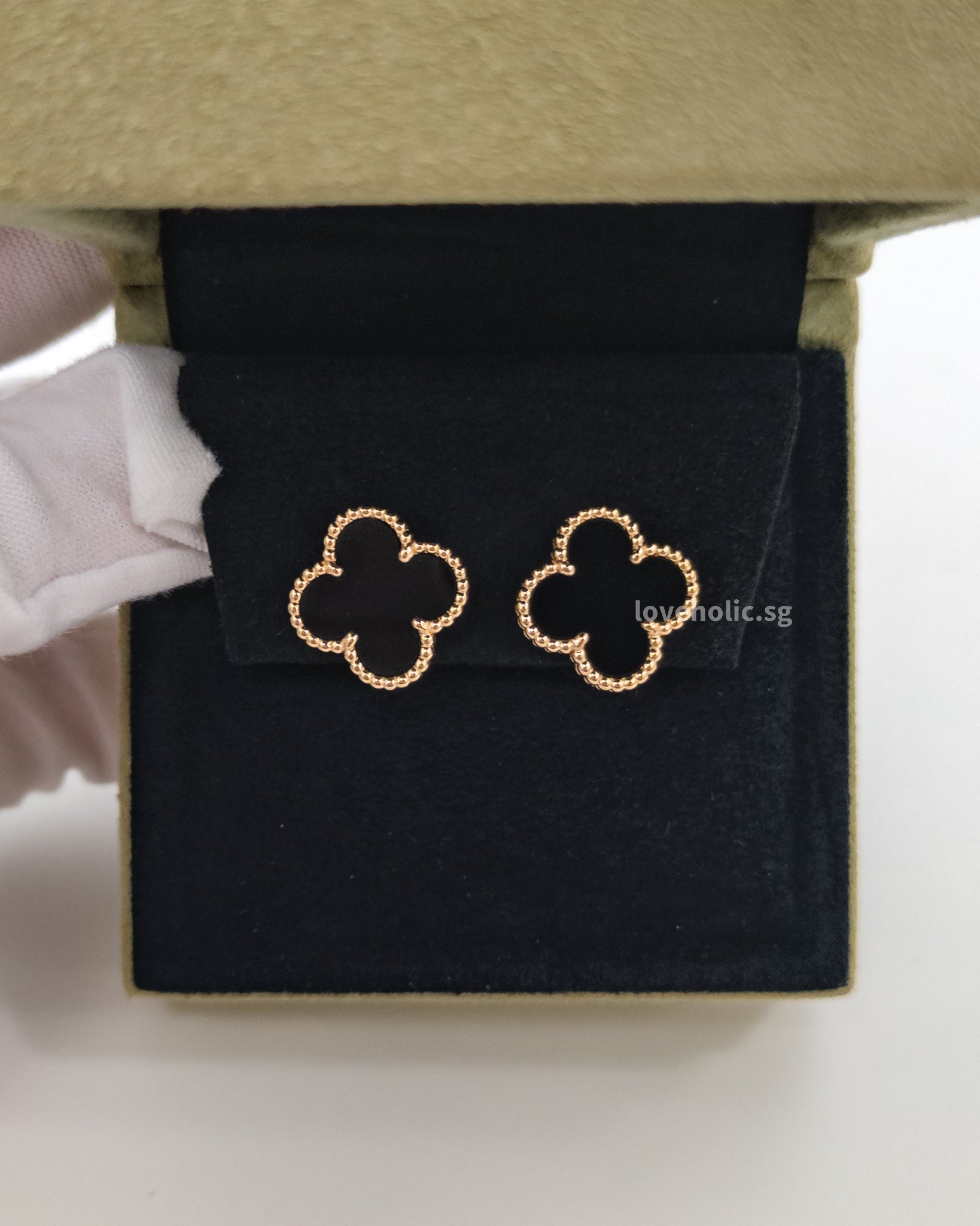 Van Cleef & Arpels VCA Vintage Alhambra Earrings Onyx 18K Gold-model