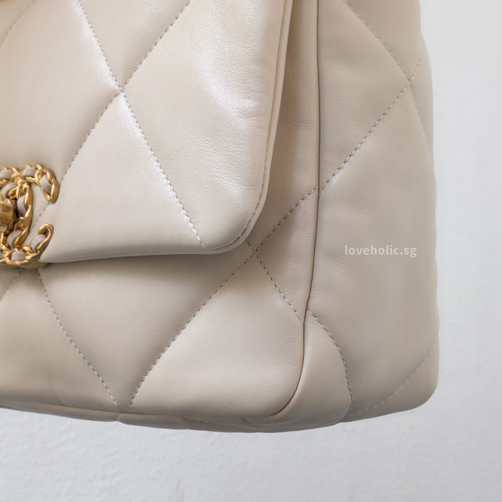 Chanel Chanel 19 Small | Light Beige Lambskin Multicolored Hardware-details