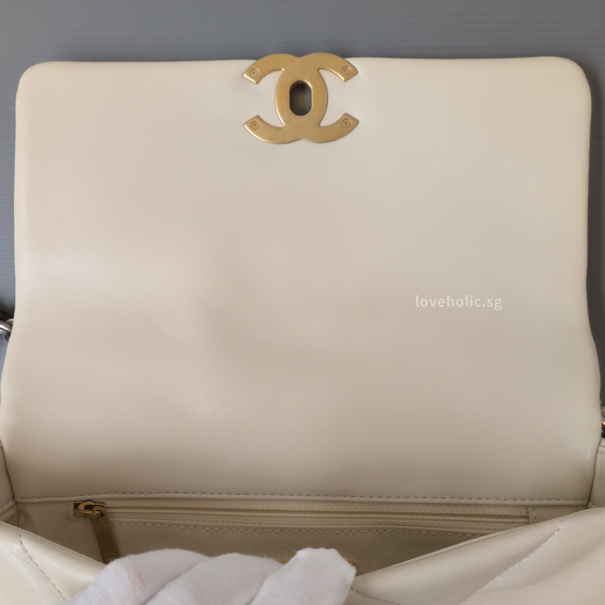 Chanel Chanel 19 Small | Light Beige Lambskin Multicolored Hardware-details