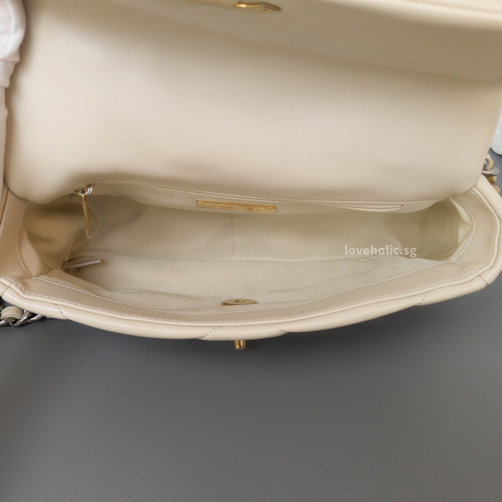 Chanel Chanel 19 Small | Light Beige Lambskin Multicolored Hardware-details