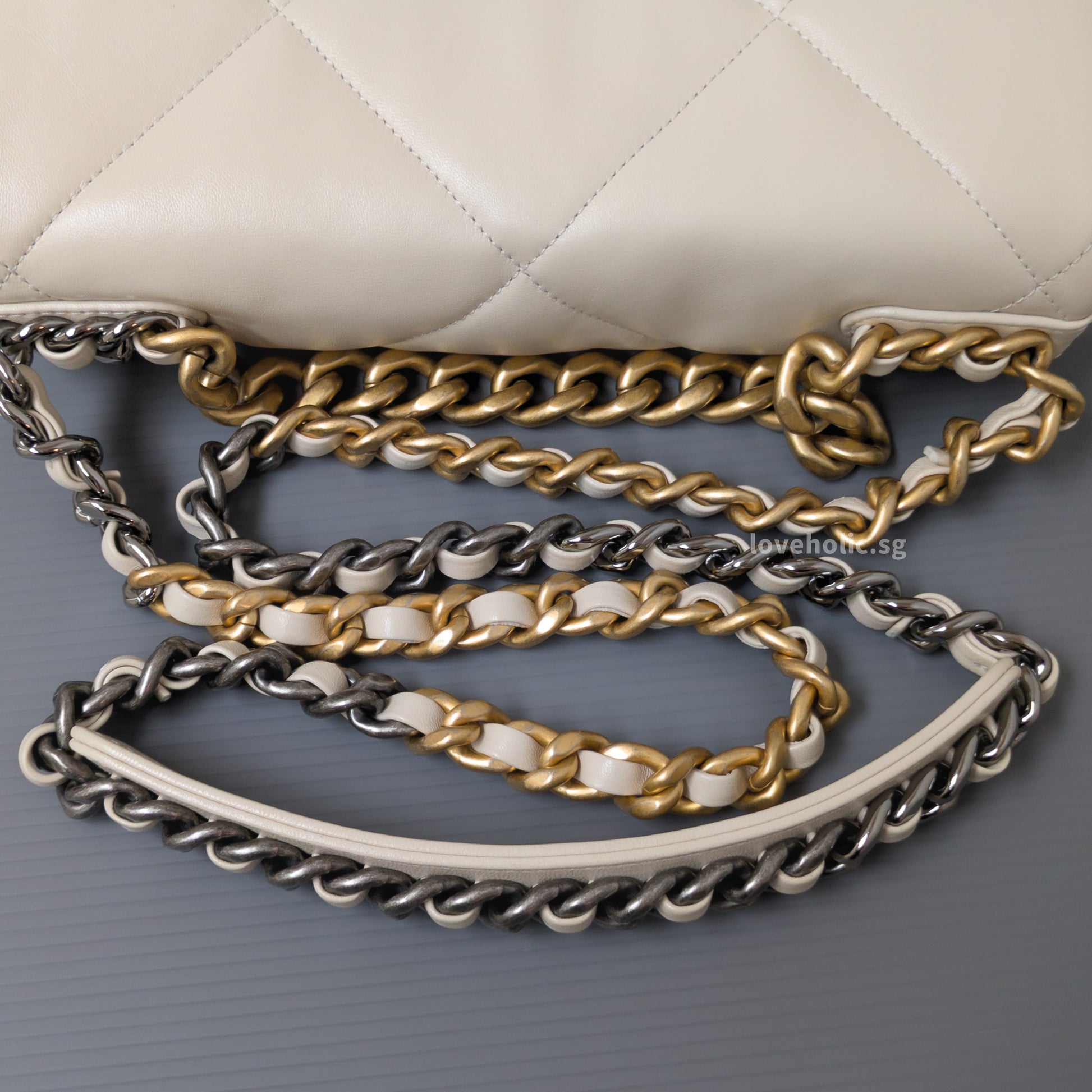 Chanel Chanel 19 Small | Light Beige Lambskin Multicolored Hardware-details