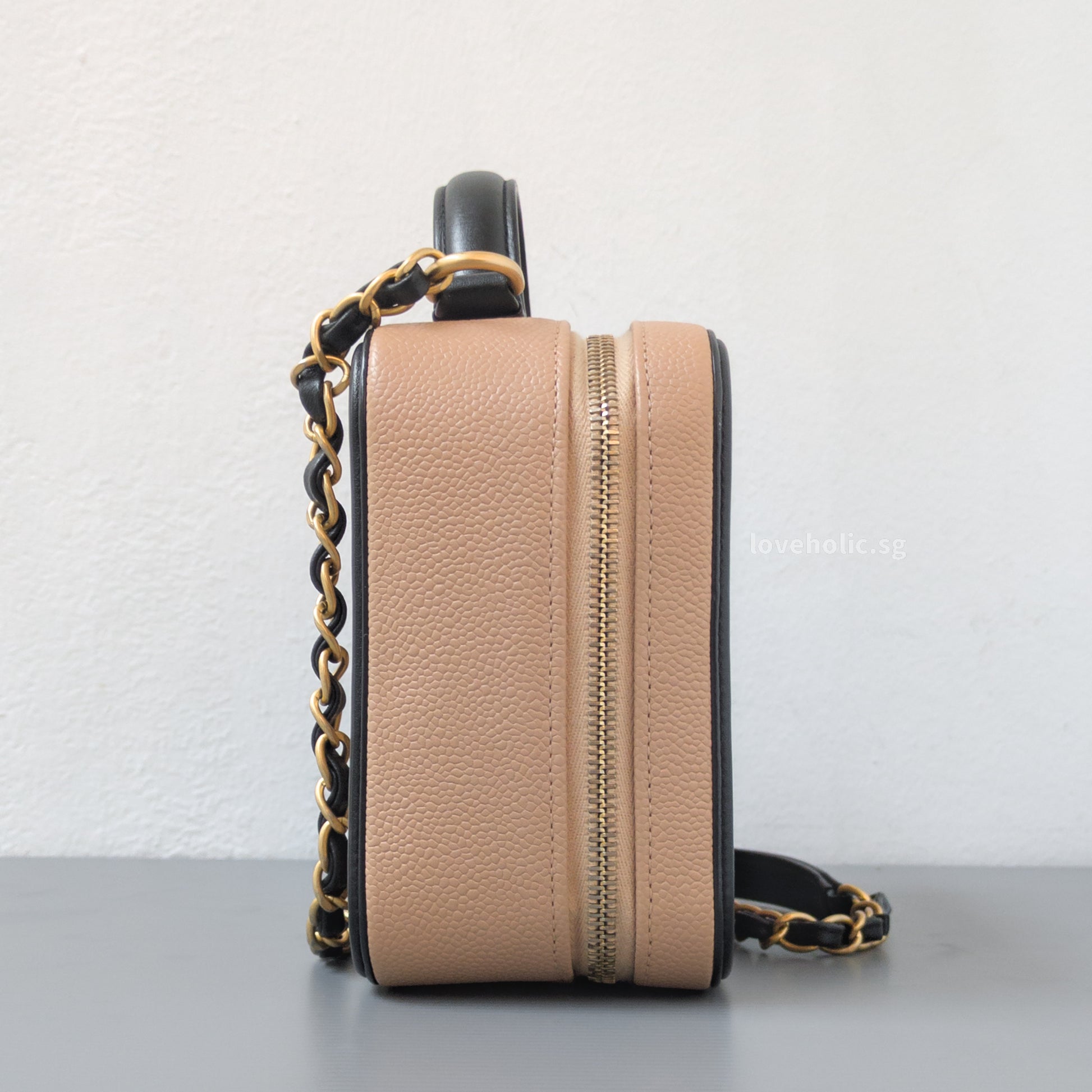Chanel Filigree Vanity Case Medium | Beige x Black Caviar Brushed Gold Hardware-details