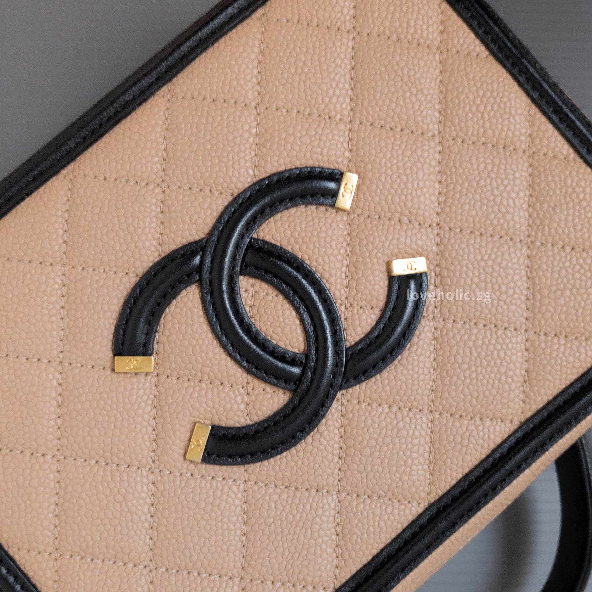 Chanel Filigree Vanity Case Medium | Beige x Black Caviar Brushed Gold Hardware-details