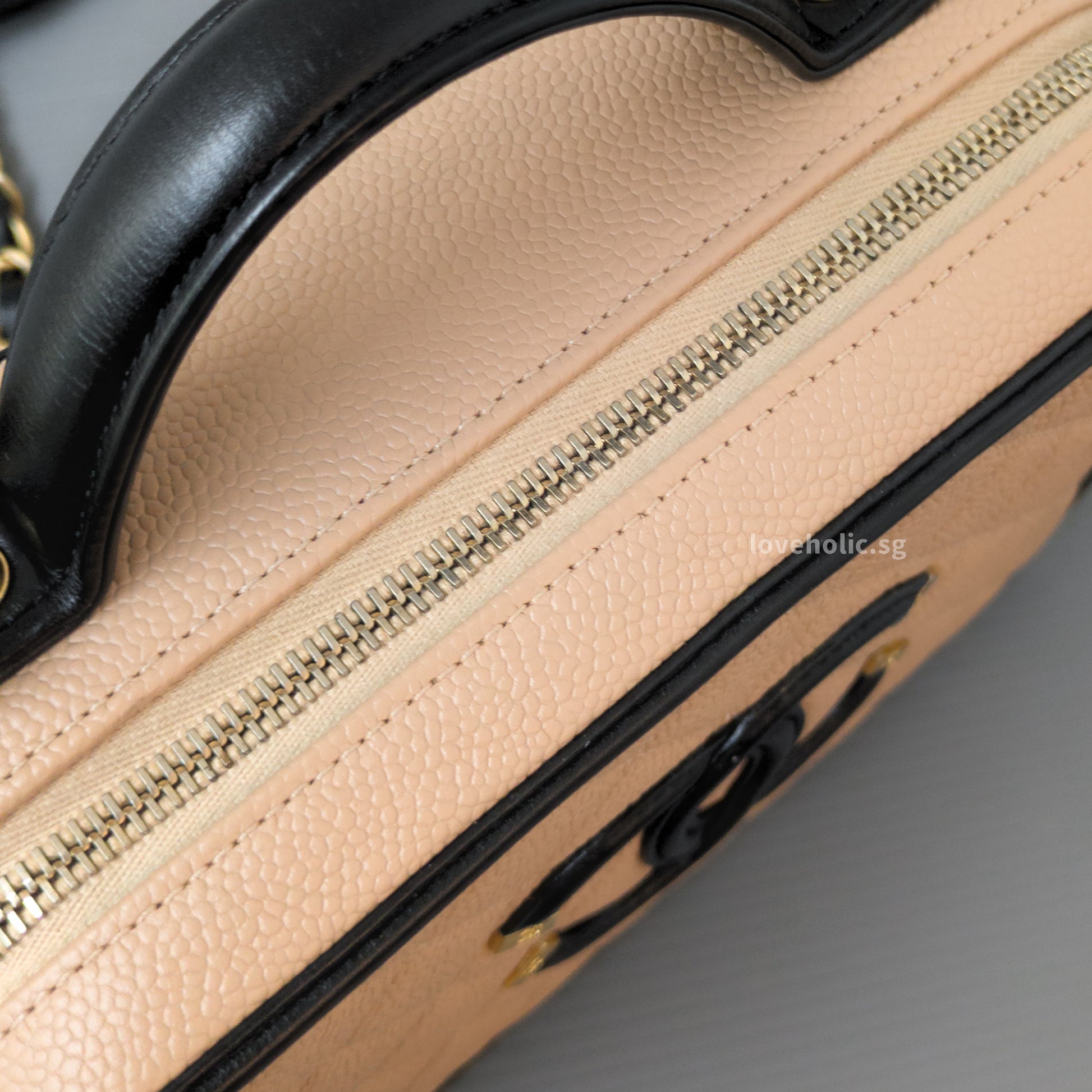 Chanel Filigree Vanity Case Medium | Beige x Black Caviar Brushed Gold Hardware-details