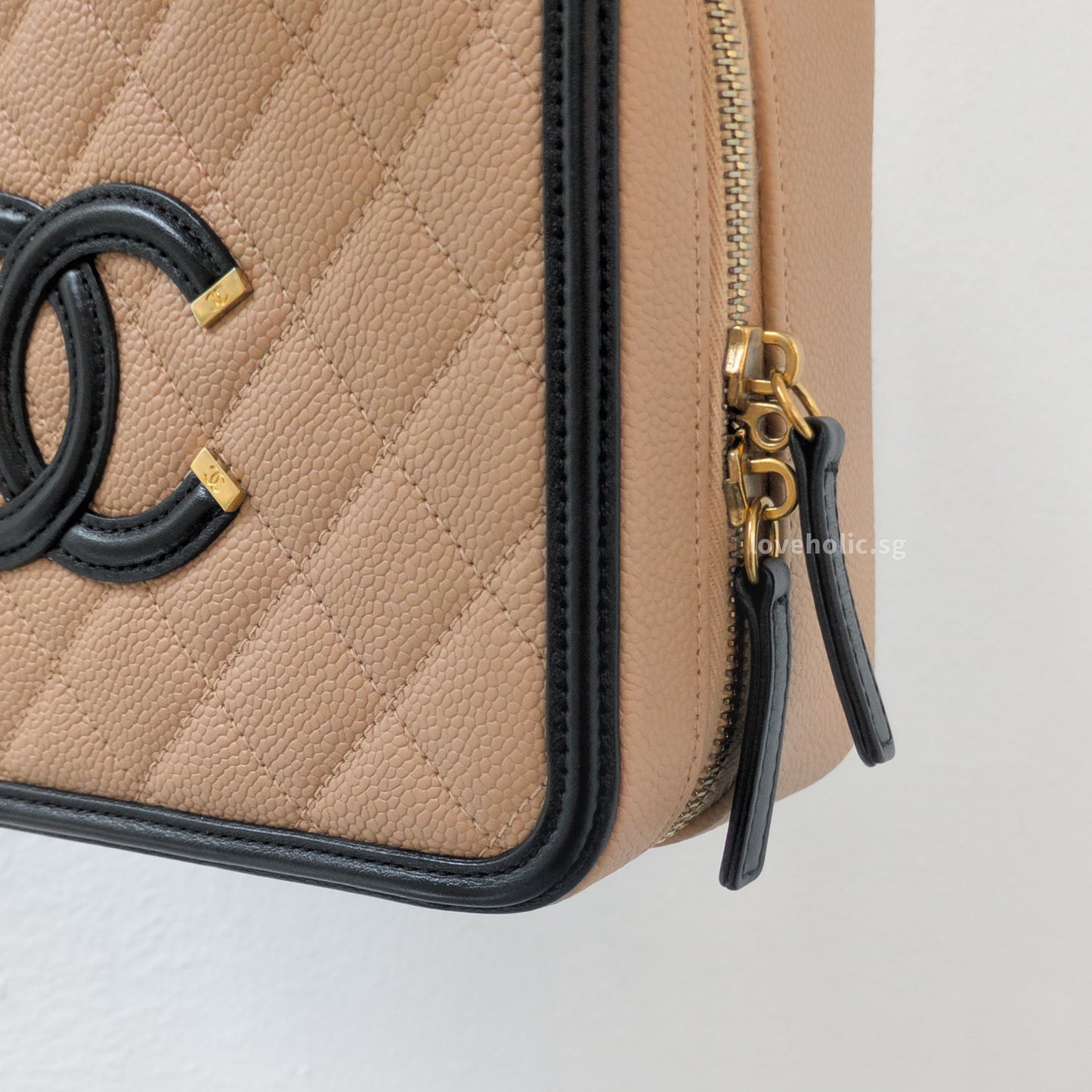 Chanel Filigree Vanity Case Medium | Beige x Black Caviar Brushed Gold Hardware-details