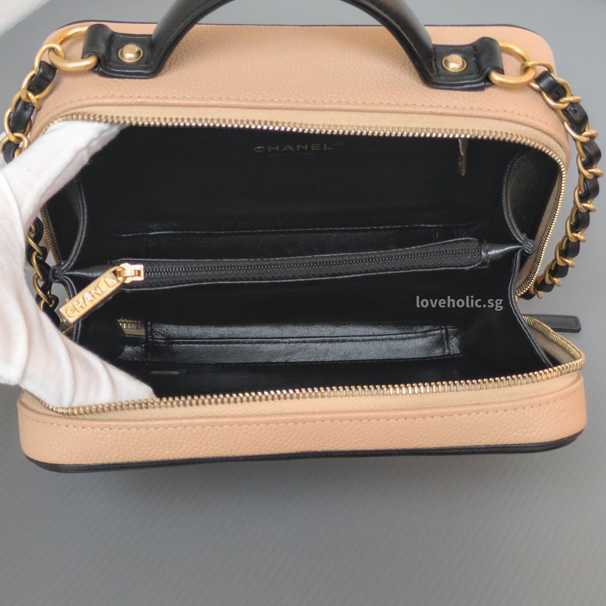 Chanel Filigree Vanity Case Medium | Beige x Black Caviar Brushed Gold Hardware-details
