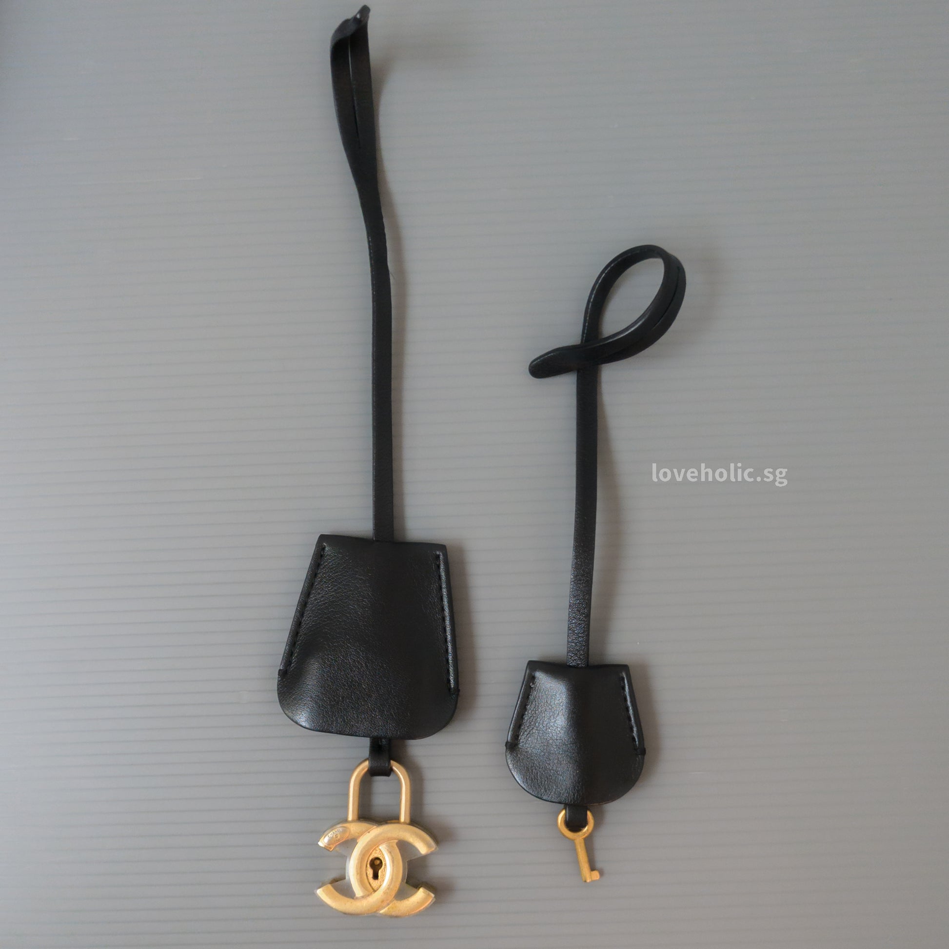 Chanel Filigree Vanity Case Medium | Beige x Black Caviar Brushed Gold Hardware-details