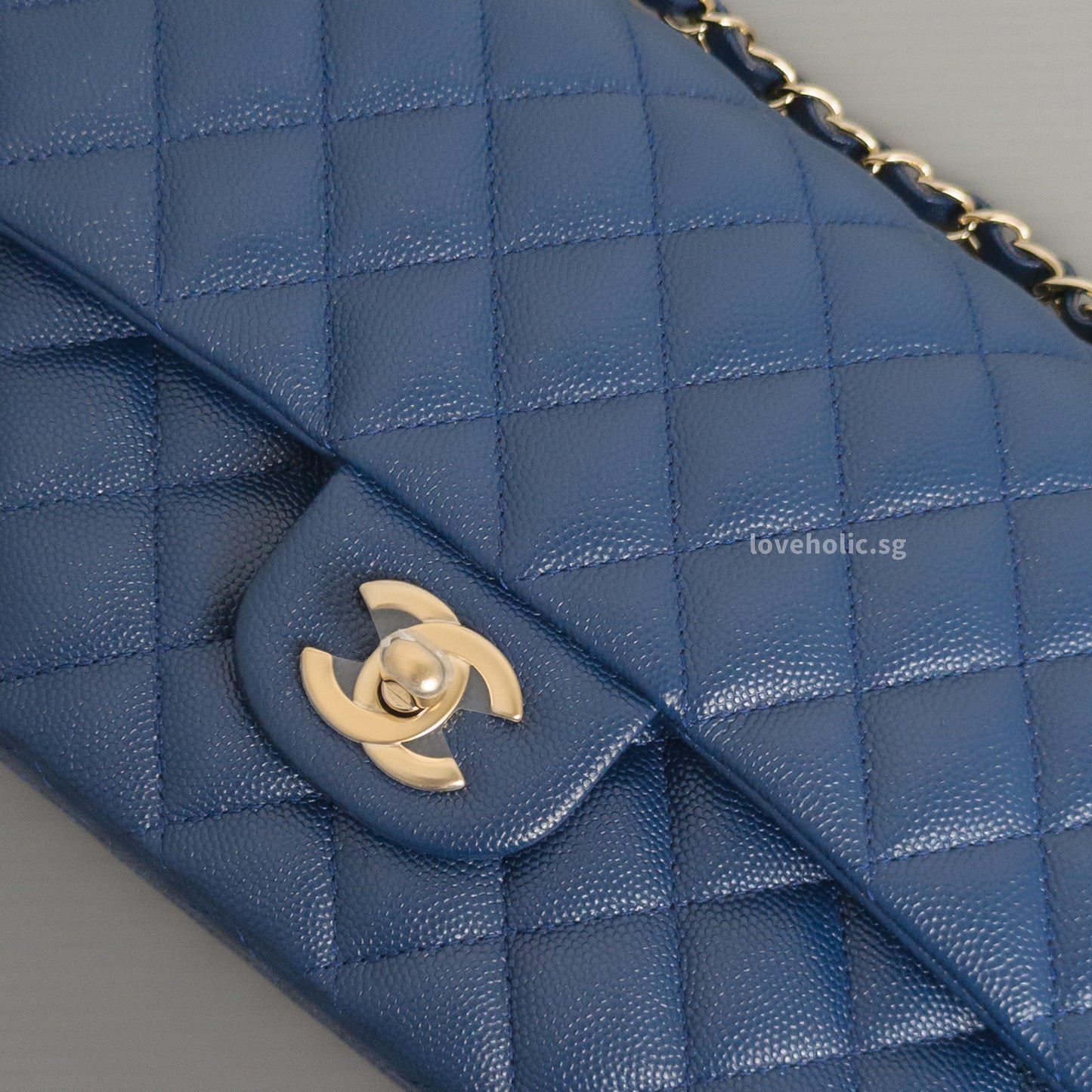 Classic Flap Medium | 19C Navy Blue Caviar Light Gold Hardware