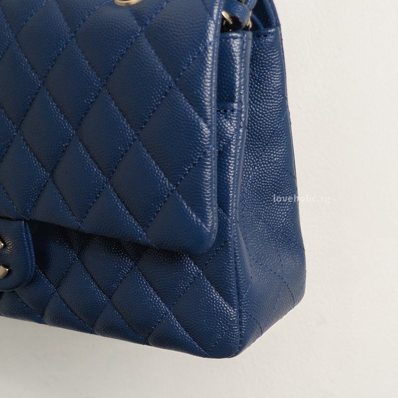 Classic Flap Medium | 19C Navy Blue Caviar Light Gold Hardware