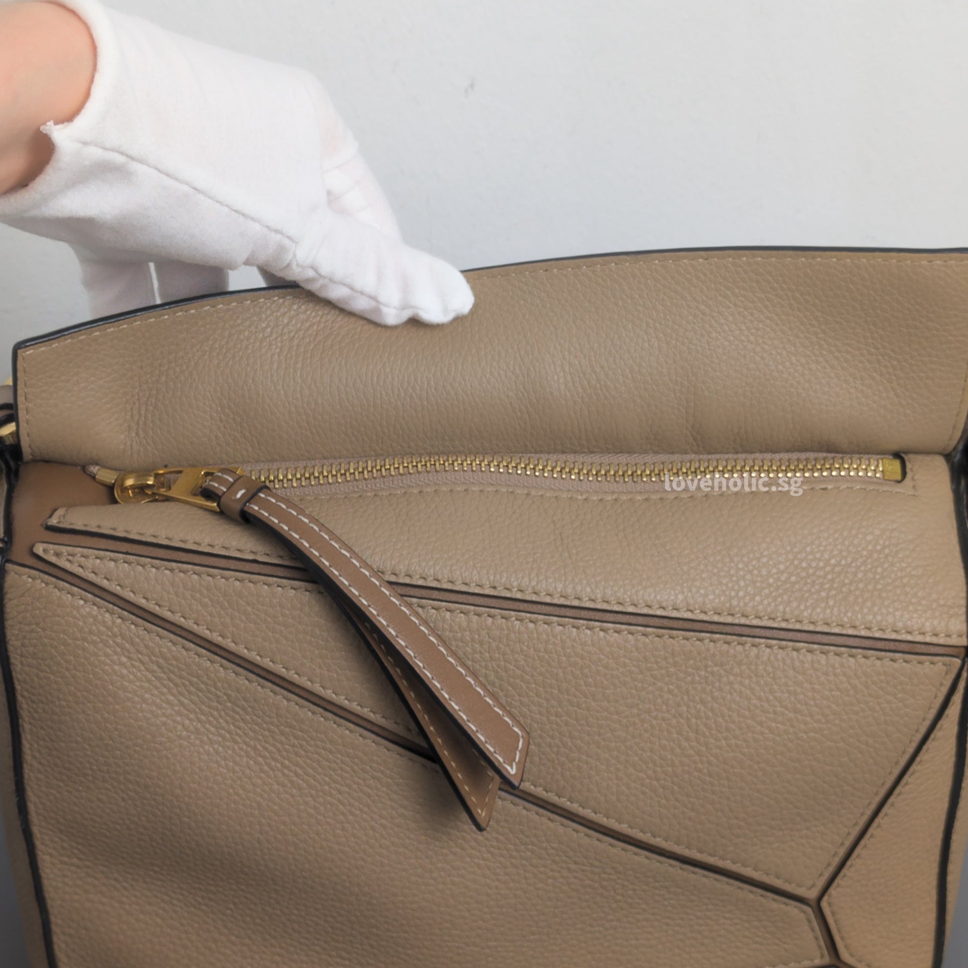 Loewe Puzzle Small | Sand Calfskin Gold Hardware-details