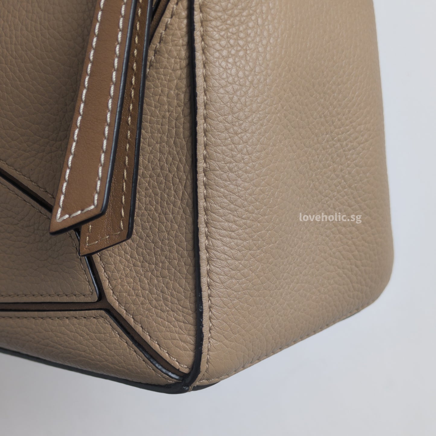 Loewe Puzzle Small | Sand Calfskin Gold Hardware-details