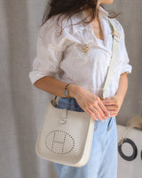 Hermes Evelyne III 23 | Cream Taurillon Clemence Gold Hardware-model